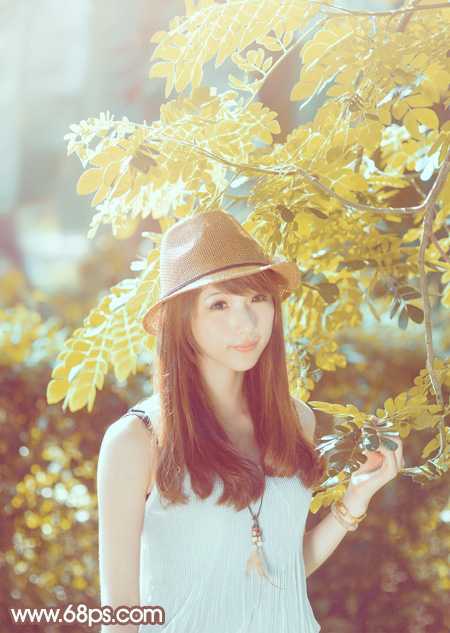‘Photoshop将绿树边的美女调制出甜美的小清新淡褐色‘