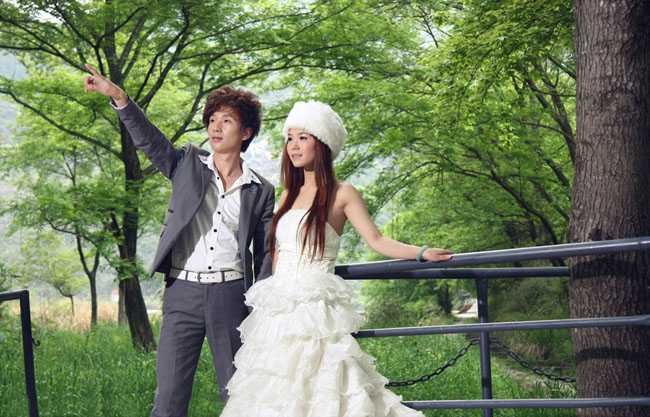‘Photoshop将把树林婚片打造出漂亮的橙蓝色效果‘