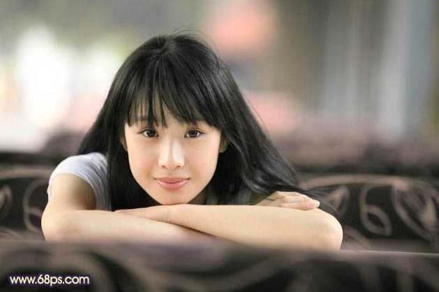 ‘Photoshop为室内美女图片加上甜美的暗调蓝紫色效果‘