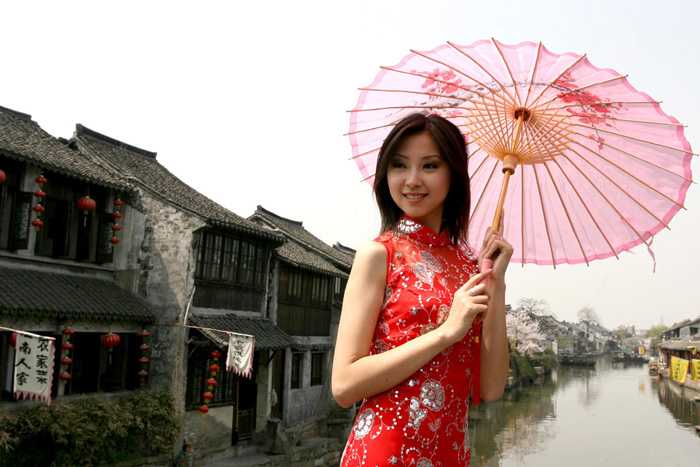 ‘Photoshop调出古典霞光效果古镇美女图片‘