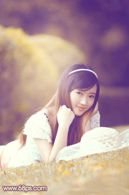 ‘Photoshop将草地上的美女调制出柔美的橙紫色‘