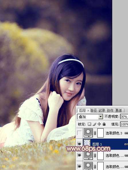 ‘Photoshop将草地上的美女调制出柔美的橙紫色‘