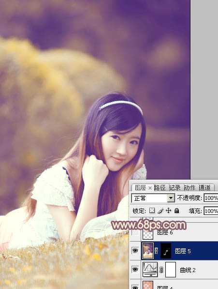 ‘Photoshop将草地上的美女调制出柔美的橙紫色‘
