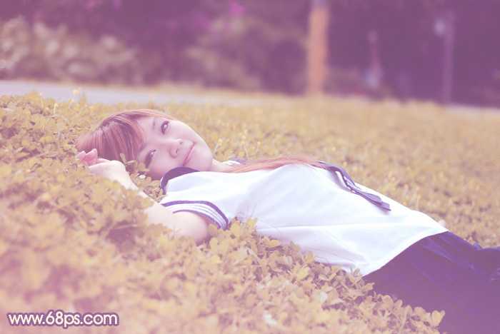 ‘Photoshop将躺草地上的美女打造出柔和的秋季红褐色‘
