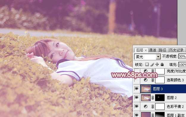 ‘Photoshop将躺草地上的美女打造出柔和的秋季红褐色‘
