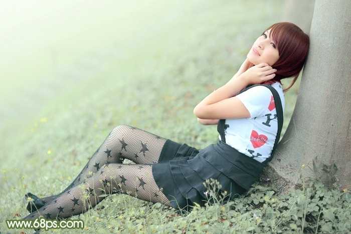‘Photoshop给夏季草地上的美女加上唯美的韩系淡绿色‘