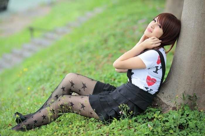 ‘Photoshop为倚靠树边的美女增加柔美的淡调蓝黄色‘