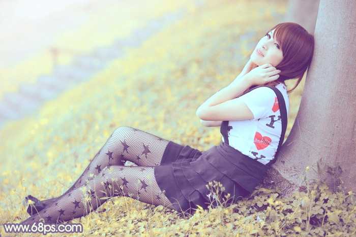 ‘Photoshop为倚靠树边的美女增加柔美的淡调蓝黄色‘