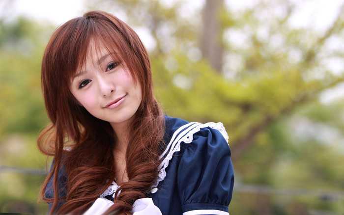 ‘Photoshop将外景美女调制出淡美的秋季黄褐色‘