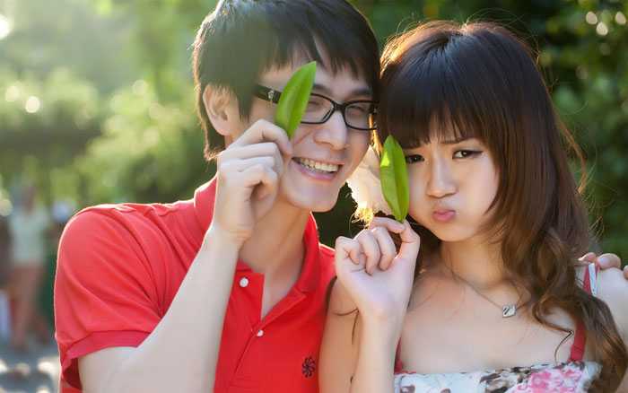 ‘Photoshop将外景情侣图片添加上灿烂的阳光色‘